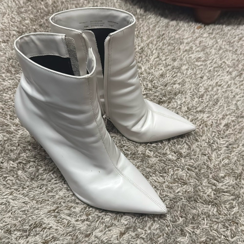 Leather upper, made in Brazil size 39/8M barely worn